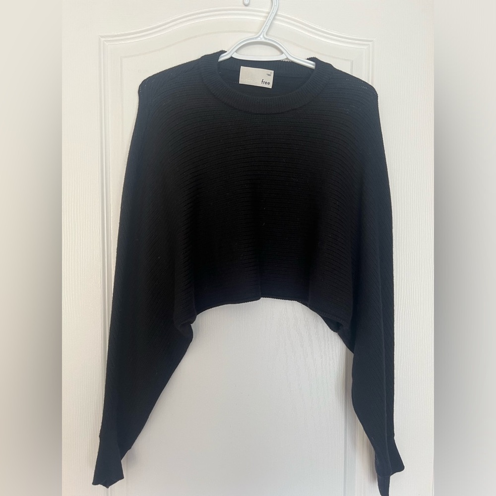 BLACK ARITZIA CROPPED SWEATER